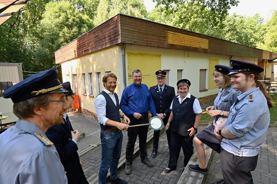 Baubürgermeister Michael Stötzer und Tim Zolkos, Technischer Geschäftsführer der Parkeisenbahn (Bildmitte von links), geben mit Mitgliedern des Vereins freie Fahrt für den Umbau des Bahnhofs. 
