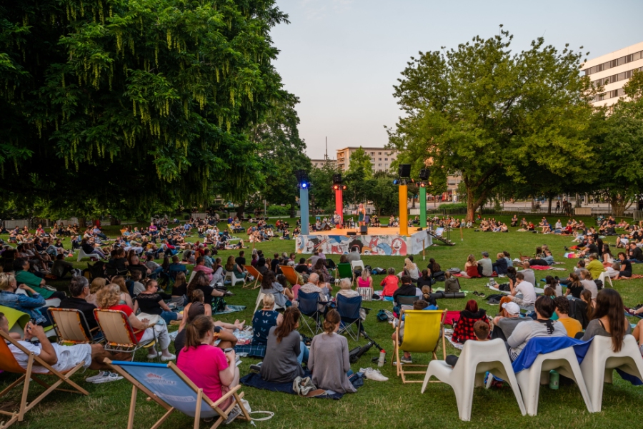 Bis zu 500 Personen besuchten den wöchentlichen Poetry Slam beim Parksommer. Die Reihe im Stadthallenpark verzeichnet einen Besucherrekord.
