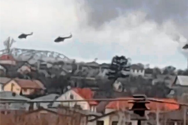 Dieses von der Kiewer Polizei herausgegebene Foto soll russische Kampfhubschrauber über der ukrainischen Hauptstadt zeigen.