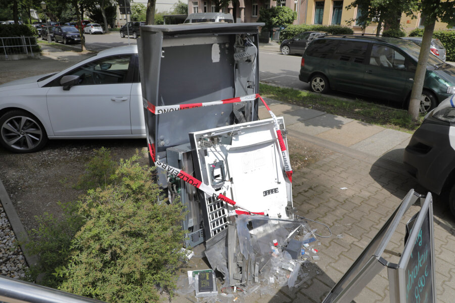Chemnitzer Polizei überführt Automatensprenger - Ein 33-Jähriger hat gestanden, diesen Zigarettenautomaten an der Further Straße aufgesprengt zu haben.