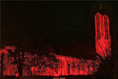 Chemnitzer Propsteikirche wird am Mittwochabend rot angestrahlt - Am Mittwochabend soll die Propsteikirche auf dem Kaßberg rot angestrahlt werden, um ein Zeichen der Solidarität mit verfolgten und diskriminierten Christen zu setzen. Das Foto entstand bei der Probe für die Aktion. 