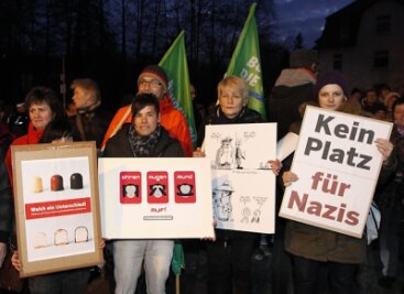 Chemnitzer protestieren gegen Neonazi-Treff in Markersdorf - Bis zu 300 Chemnitzer - unter ihnen Stadträte und Vertreter von Bürgerinitiativen - protestierten am Freitagabend gegen die Eröffnung des neuen Schulungszentrums der rechtsextremen NPD im Stadtteil Markersdorf.