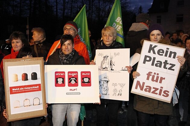 Chemnitzer protestieren gegen Neonazi-Treff in Markersdorf - Bis zu 300 Chemnitzer - unter ihnen Stadträte und Vertreter von Bürgerinitiativen - protestierten am Freitagabend gegen die Eröffnung des neuen Schulungszentrums der rechtsextremen NPD im Stadtteil Markersdorf.