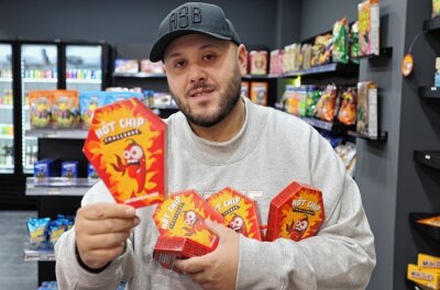 Chemnitzer Rapper macht mit Chips die Zwickauer heiß - Tomy Weber in seinem Kiosk in Zwickau mit der heißen Ware. 