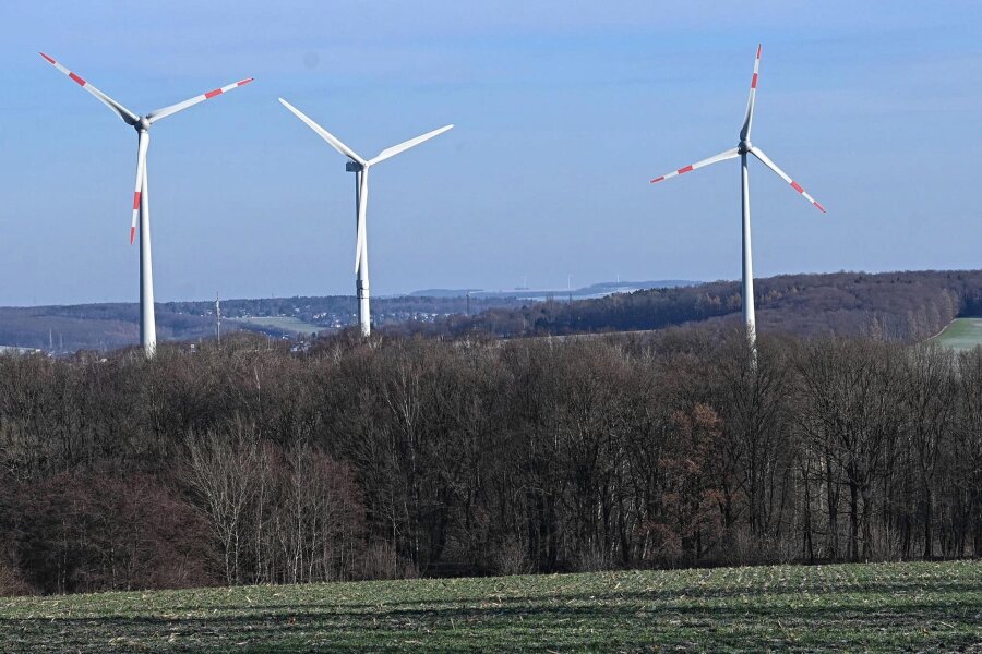 Chemnitzer Rathaus bremst überraschend Eubaer Windkraft-Pläne aus - Am Rande von Chemnitz, in der Ortschaft Euba, will ein Investor drei Windkraft-Anlagen errichten, eine davon auf städtischem Grund. Doch nun sperrt sich die Stadt dagegen.