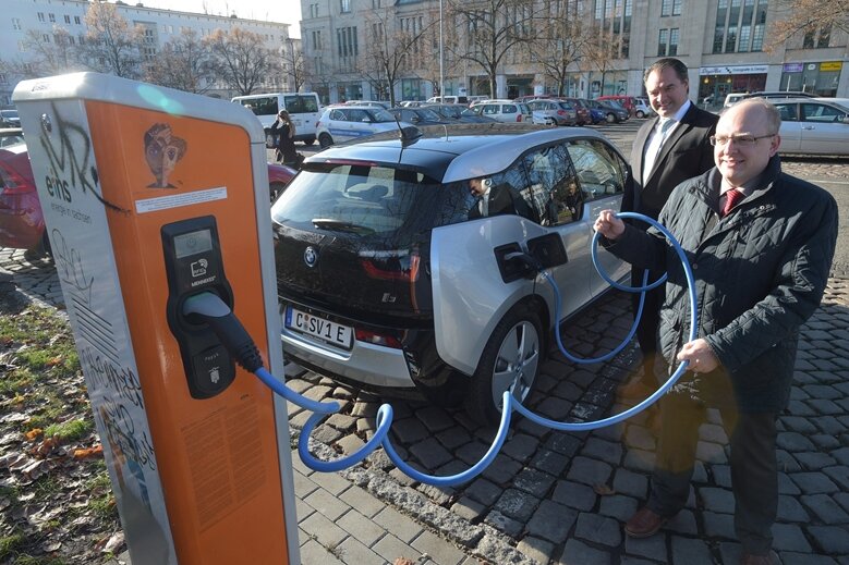 Chemnitzer Rathaus nimmt erstes E-Auto in Betrieb - 