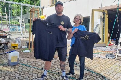 Chemnitzer Restaurant Ankh eröffnet in wenigen Wochen – gefeiert wird aber jetzt schon mal - Chris Glaubitz mit seiner Mutter Beate Glaubitz. In das Projekt Ankh ist die ganze Familie involviert. Noch wird auf das große Sonnensegel für die Terrasse gewartet. Die T-Shirts für die Dienstkleidung sind aber schon da.
