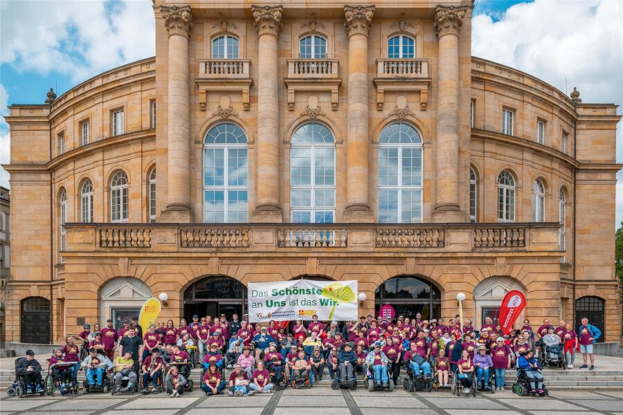Chemnitzer Rollitour 2024: Inklusion bis ins Opernhaus - Alle Teilnehmer der diesjährigen Tour versammelten sich 12 Uhr vor der Oper Chemnitz.