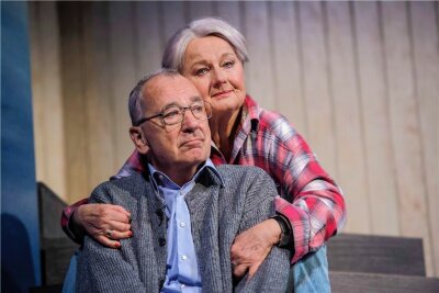 Chemnitzer Schauspiel-Ehepaar sagt auf Wiedersehen: Ein Abschied, um zu bleiben - Christine Gabsch und Wolfgang Adam waren in "Das Haus am See" am Schauspiel Chemnitz im Spinnbau ein letztes Mal auf der Bühne zu erleben. 