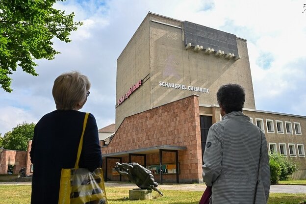 Chemnitzer Schauspielhaus bleibt deutlich länger Baustelle - Seit Januar geschlossen: Das Schauspielhaus am Park der OdF. 