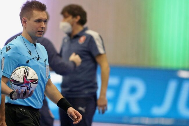 Chemnitzer Schiedsrichter mag die klaren-Regeln beim Futsal - Christian Gundler kommt im Hot-Sportzentrum zum Länderspiel aufs Parkett.