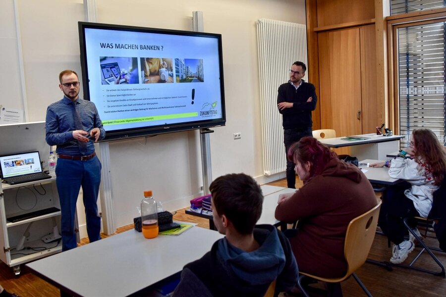 Chemnitzer Schüler bekommen Crashkurs fürs Leben - Vincent Riedel (li.) und Rico Därr von der Deutschen Bank leiteten den Workshop zum Thema Finanzen.