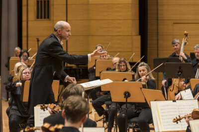 Chemnitzer Schumann-Philharmonie beendet Corona-Pause mit Paukenschlag im Deutschlandfunk - In der leeren Stadthalle spielte die Robert-Schumann-Philharmonie das 8. Sinfoniekonzert - live übertragen im Deutschlandfunk.