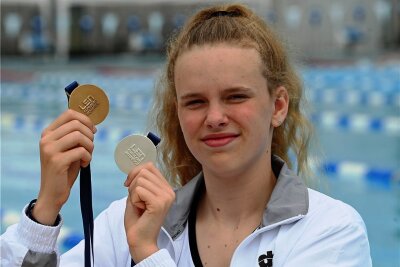Chemnitzer Schwimmerin holt bei Junioren-EM Gold und Silber - Julia Ackermann präsentiert ihre EM-Medaillen. 