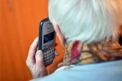 Chemnitzer Seniorin fällt auf Telefonbetrüger herein - 