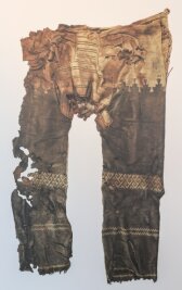 Chemnitzer Smac: Was die älteste Hose der Welt mit einer Jeans gemeinsam hat - Das Original der ungefähr 3000 Jahre alten Hose weist nur geringfügige Schäden auf. Ein Foto davon ist im Archäologiemuseum zu sehen.