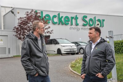 Chemnitzer Solarmodul-Hersteller Heckert Solar startet neue Produktreihe - Werksleiter Michael Kirsch und Vertriebsleiter Uwe Krautwurst vor der Chemnitzer Produktionshalle von Heckert Solar.