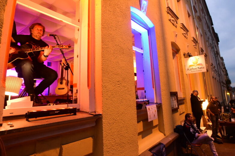 Chemnitzer Sonnenberg feiert "Hang zur Kultur" - Fensterkonzert am Samstagabend am Lesecafé "Kaffeesatz" an der Zietenstraße.