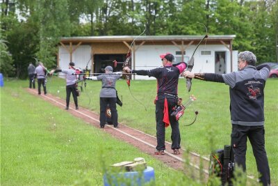 Chemnitzer Sportvereine proben den Neustart - Abstand halten ist hier kein Problem: Die Schützen des Bogensportvereins bei einem Turnier am Wochenende.