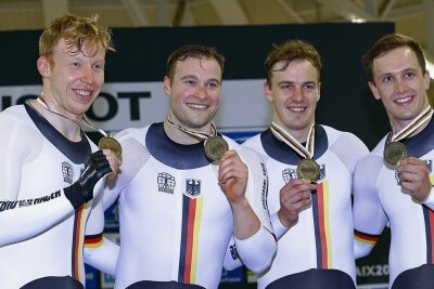 Chemnitzer Sprint-Asse melden sich bei der WM eindrucksvoll zurück - Joachim Eilers und Stefan Bötticher freuen sich gemeinsam mit Nik Schröter und Marc Jurczyk (v. l.) über Bronze im Teamsprint. 