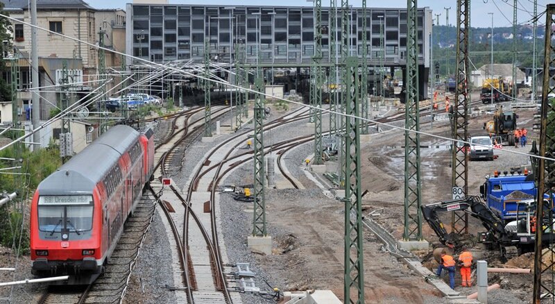 Chemnitzer Stadträte wollen Tempo bei Fernbahnanbindung - Gleisbauarbeiten laufen am 16.07.2012 am Hauptbahnhof in Chemnitz