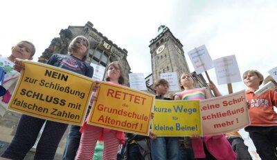 Chemnitzer Stadtrat lehnt Schließung der Grundschule Altendorf ab - Eltern und Schüler hatten vor der Sitzung für den Erhalt der Grundschule Altendorf auf dem Neumarkt protestiert.