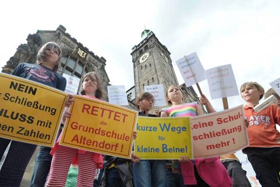 Chemnitzer Stadtrat lehnt Schließung der Grundschule Altendorf ab - Eltern und Schüler hatten vor der Sitzung für den Erhalt der Grundschule Altendorf auf dem Neumarkt protestiert.