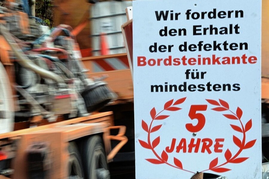 Chemnitzer Straße in Grünhainichen ab 12. September gesperrt: Großräumige Umleitung auch für Schülerverkehr - Dem Hickhack um eine defekte Bordsteinkante begegneten Grünhainichener mit Ironie. 