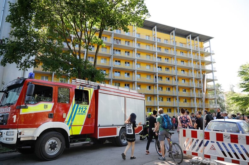 Chemnitzer Studentenwohnheim nach Küchenbrand evakuiert - Kameraden der Feuerwehr rückten am Donnerstagnachmittag auf dem Campus der TU Chemnitz an.