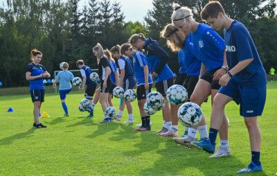 Chemnitzer Team ist am Rhein gefordert - Unter Anleitung von Co-Trainerin Madeleine Günl (l.) haben sich die CFC-Damen in dieser Woche weiter fit gemacht. 