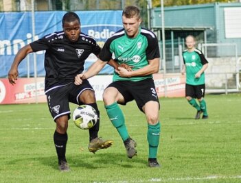 Chemnitzer Teams können jubeln - Der BSC Rapid Chemnitz mit Johannes Hopfe (rechts) konnte sein Heimspiel gegen Dresden Striesen mit 2:1 gewinnen. 