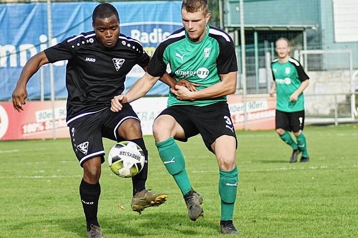 Chemnitzer Teams können jubeln - Der BSC Rapid Chemnitz mit Johannes Hopfe (rechts) konnte sein Heimspiel gegen Dresden Striesen mit 2:1 gewinnen. 