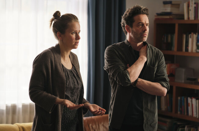Chemnitzer Theaterschauspieler war in Hauptrolle im "Tatort" am Sonntag zu sehen - Im "Tatort: Das geheime Leben unserer Kinder" vom Sonntag war Schauspieler Christian Schmidt als Paul Wolf zu sehen, hier neben Schauspielkollegin Susanne Bormann als Miriam Schenk. 
