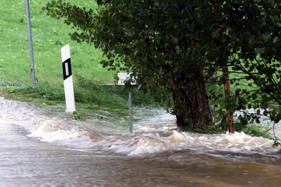 Chemnitzer Umland: Im ganzen Umland kritische Hochwasserlage - In Bräunsdorf war gestern die Straße in Richtung Chursbachtal überschwemmt.