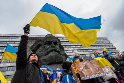 Chemnitzer und Ratsfraktionen beziehen Position zum Ukraine-Krieg - Ihre Solidarität mit der Ukraine demonstrierten am Samstag rund 300 Menschen vor dem Karl-Marx-Monument. 