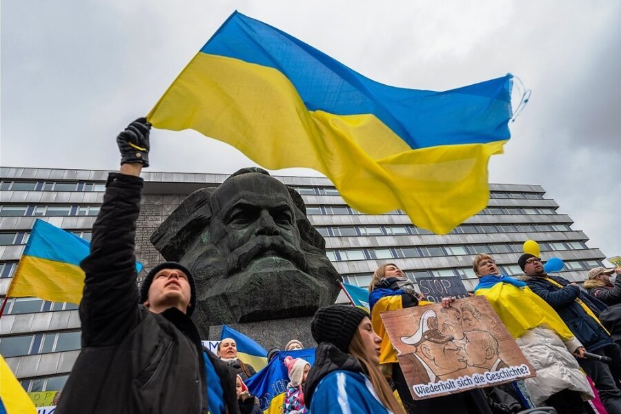 Ihre Solidarität mit der Ukraine demonstrierten am Samstag rund 300 Menschen vor dem Karl-Marx-Monument. 