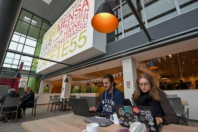 Chemnitzer Uni-Campus hat wieder eine Cafeteria - Frederik Mallon und Linda Schulz nutzten die neue Cafeteria "Cafete 55", um an einem gemeinsamen Referat zu arbeiten. Für solche Aufgaben gebe es auf dem Campus sonst keinen Ort.