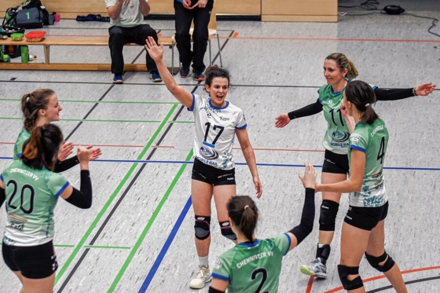Chemnitzer VV gelingt der Neuanfang nach dem Neuanfang - Viel Grund zur Freude gab es für die Volleyballerinnen des Chemnitzer VV um Kapitänin Anna Zywietz (Mitte) vor allem zu Beginn der Saison. Zum Ende hin ging ihnen in der Regionalliga ein wenig die Luft aus, dennoch wurde es Rang vier. 