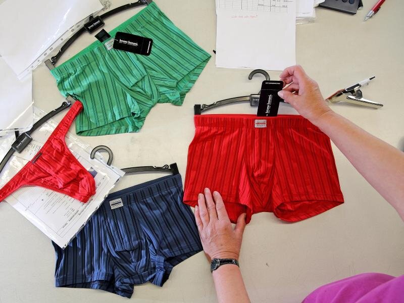 Chemnitzer Wäsche-Hersteller erobert Parfümmarkt - Eine Mitarbeiterin der Bruno Banani Underwear GmbH überprüft Herren-Unterwäsche.