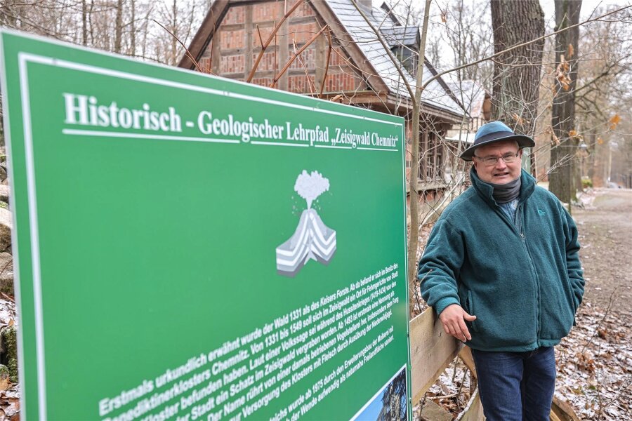 Chemnitzer Wanderführer ist der Vergangenheit des Zeisigwaldes auf der Spur - Vor dem Gebäude der Zeisigwaldschänke startet Steffen Thränert seine regelmäßig angebotenen Wandertouren.