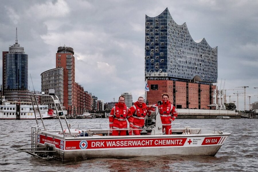 Chemnitzer Wasserwacht fährt auf Elbe bis nach Hamburg - Ankunft in Hamburg