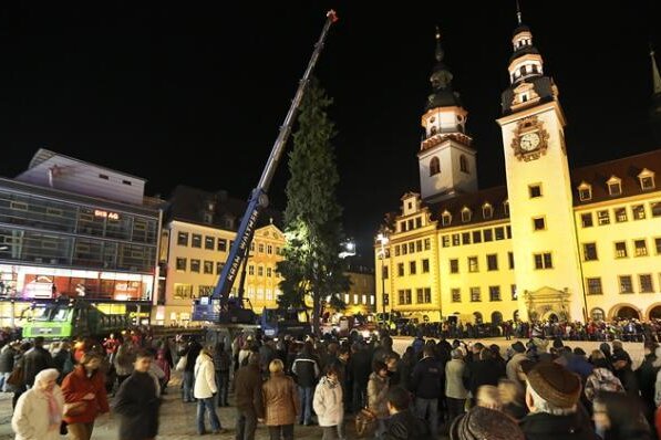 Chemnitzer Weihnachtsbaum: 28 Meter hohe Fichte am 15. November erwartet - Der Chemnitzer Weihnachtsbaum 2013 war 30 Meter hoch und stammte aus Morgenröthe-Rautenkranz.
