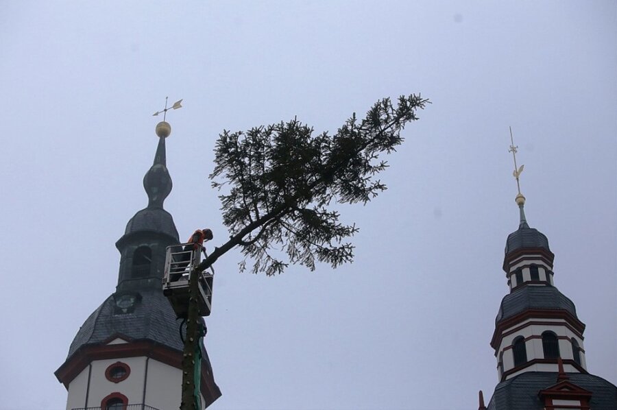 Weihnachtsbaum in Chemnitz abgetragen, 10. Januar 2022, Markt
