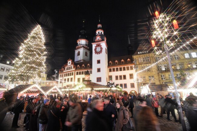 Chemnitzer Weihnachtsmarkt: An Beleuchtung wird nicht gespart - 2019 fand vorerst letztmalig der Weihnachtsmarkt statt. Damals leuchteten noch herkömmliche Glühbirnen am Weihnachtsbaum. Voriges Jahr wurde die Beleuchtung umgestellt. 