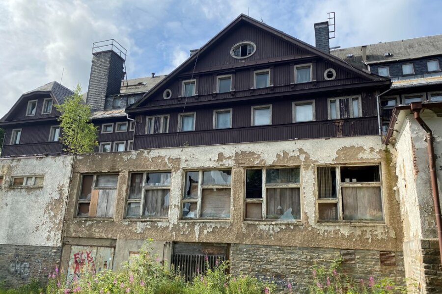 Chemnitzer will altes Sporthotel am Fichtelberg vor Abriss retten - Der jahrelange Verfall hat sichtbare Spuren am alten Sporthotel hinterlassen. Das Foto zeigt die Seite zum Innenhof. 