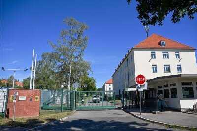 Chemnitzer will Ukrainerin helfen - und scheitert am Behördendschungel - Hier darf nicht jeder rein: die Aufnahmeeinrichtung am Adalbert-Stifter-Weg in Chemnitz. 