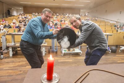 Chemnitzer Wissenschaftler zeigen, was Weihnachten mit Chemie, Physik und Mathematik zu tun hat - 2022 pusteten Herbert Schletter (links) und Thomas Franke mit der Wirbelkanone eine Kerze aus.