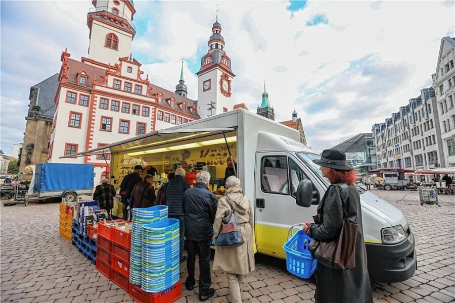 Chemnitzer Wochenmarkt ab sofort ohne Käse-Maik - Schlangen vor dem Wagen von Käse-Maik auf dem Markt wird es vorerst nicht mehr geben. 