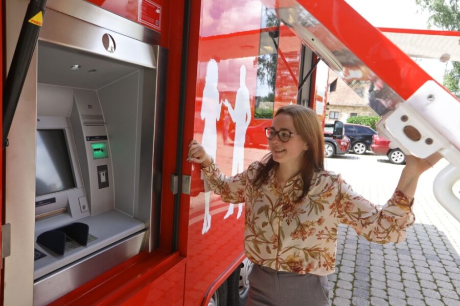 Mit einer "rollenden Filiale" bietet die Sparkasse Chemnitz seit einiger Zeit ihre Bankdienstleistungen nicht nur auf dem Lande an, sondern auch in mehreren großen Chemnitzer Wohngebieten. Viele ihrer Kunden dort halten das aber für nicht ausreichend und fordern zumindest einen Geldautomaten in ihrer Nähe. 