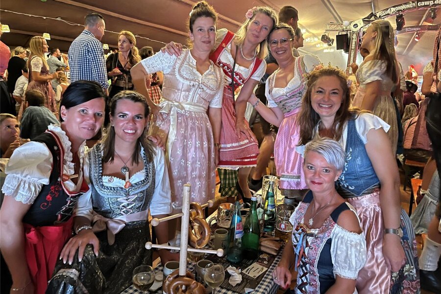 Chemnitzer „Wooosn“: Dirndl, Lederhosen und Stimmung ab der ersten Minute - Die „Wooosn“ bedeuten auch Mädelsabend. Sehr viele Frauengruppen kommen zum Feiern.